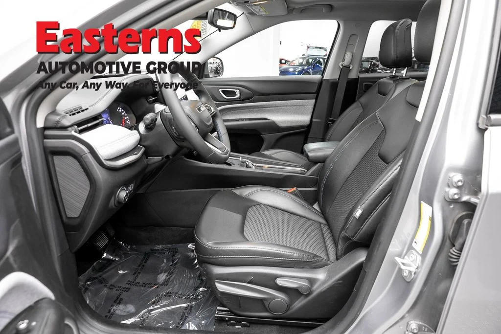Used 2022 Silver Jeep Latitude image 14