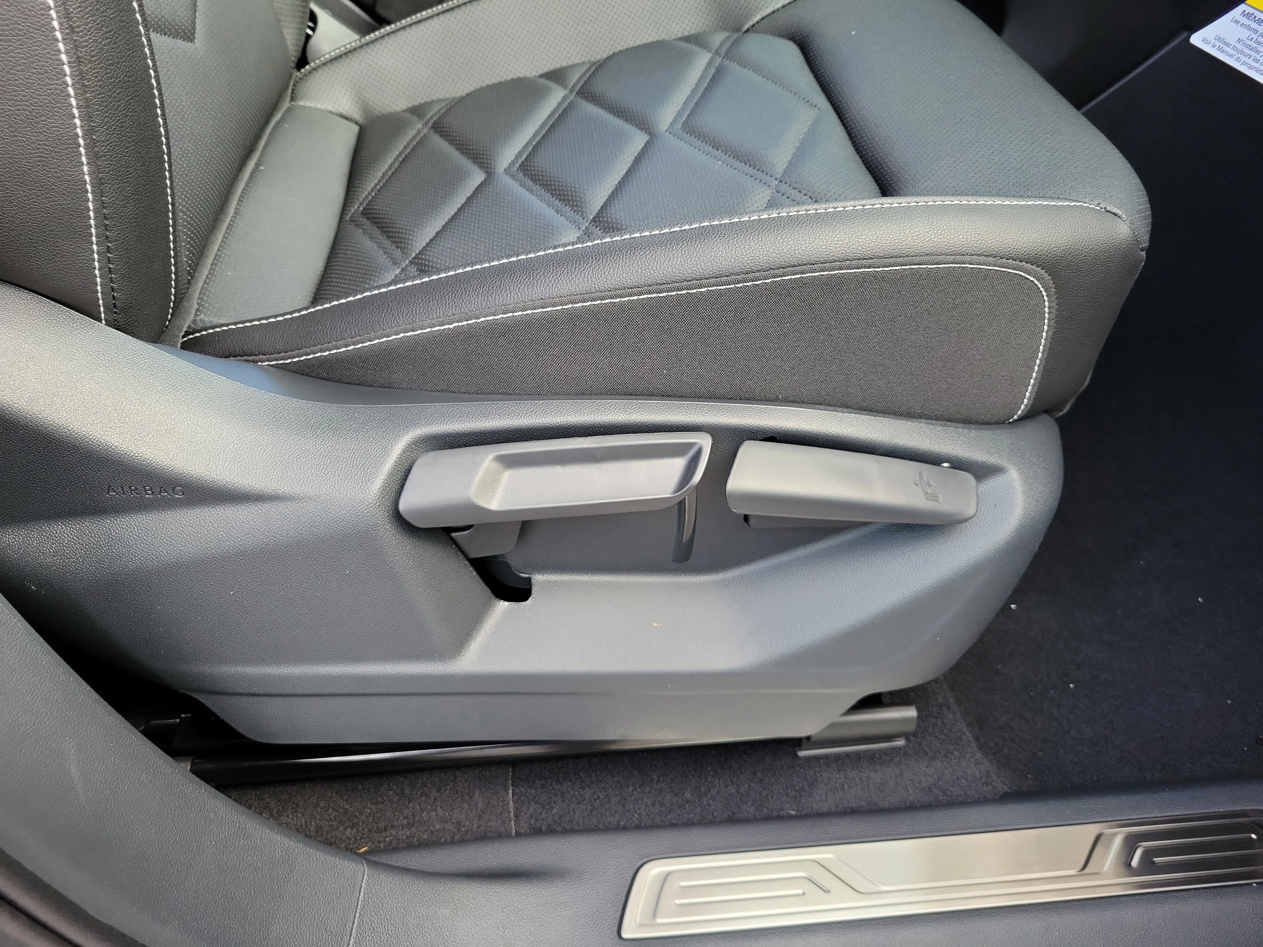 New 2026 Silver Volkswagen SE w/Technology image 7