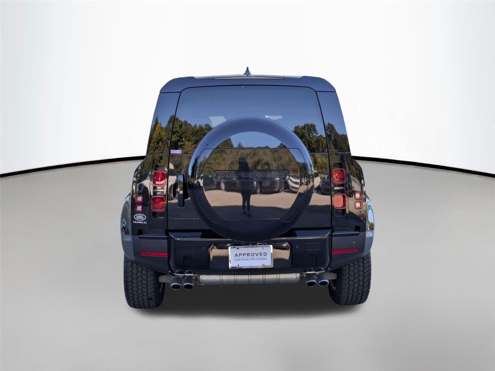 Used 2024 Santorini Black Metallic Land Rover SE image 6