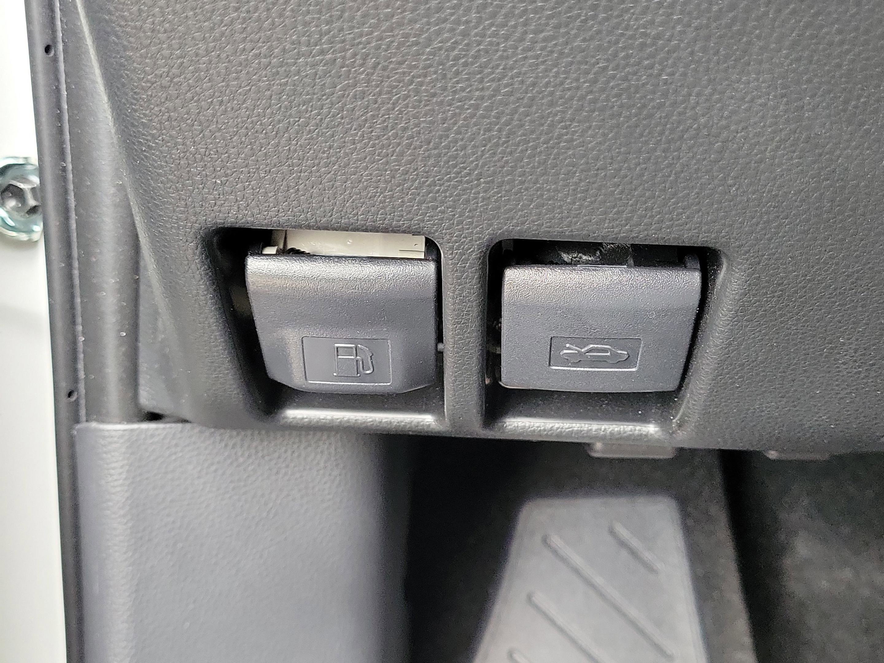 Used 2025 Ice Cap Toyota LE image 17