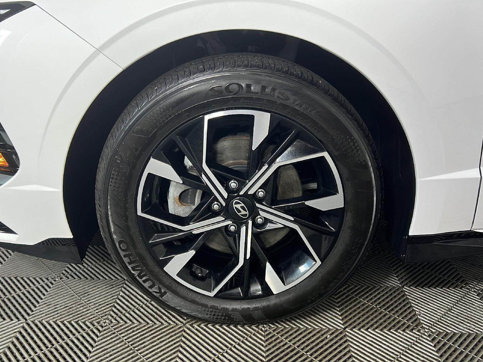 Used 2025  Hyundai  image 13