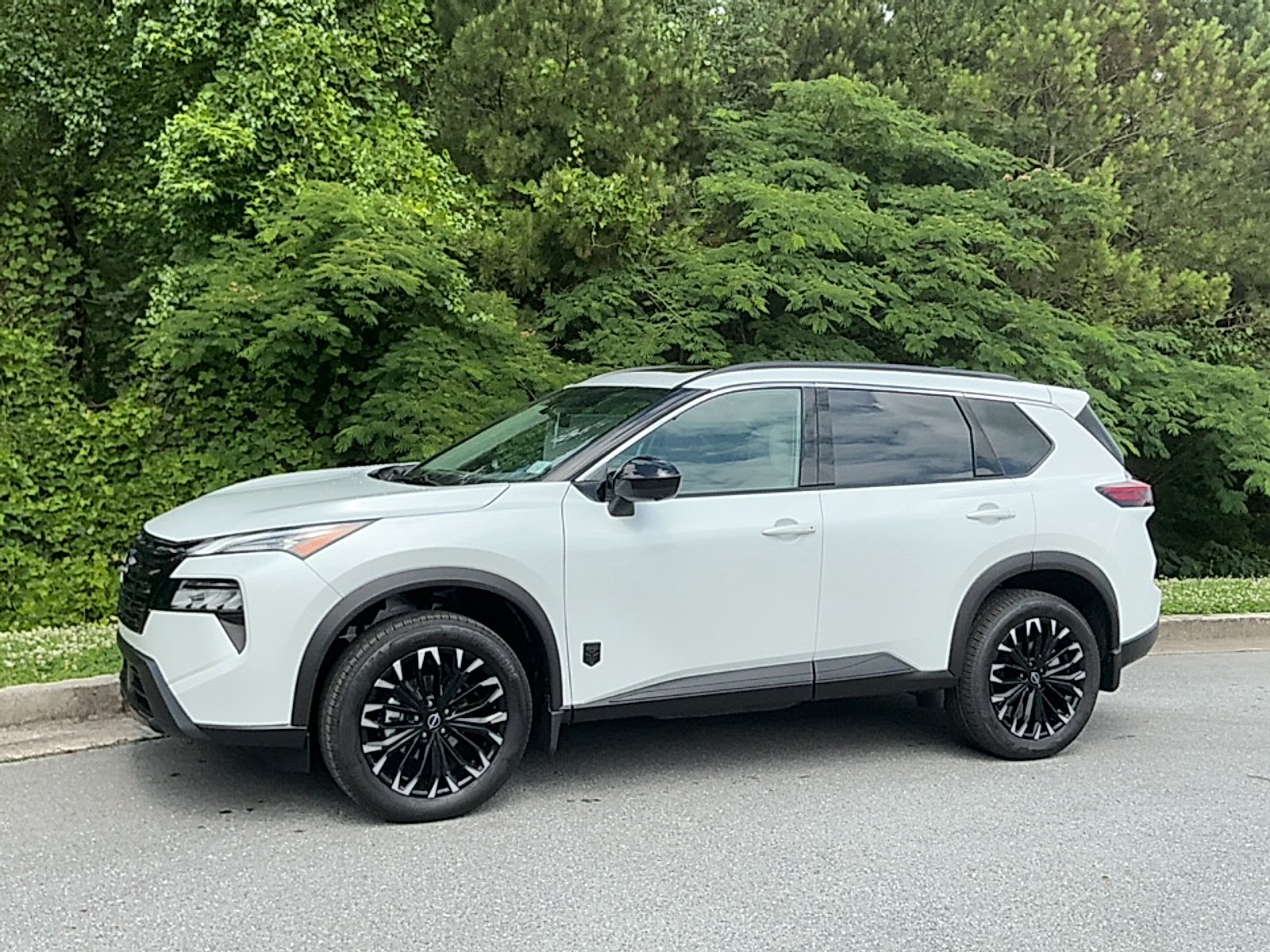 New 2026 Everest White Pearl Tricoat Nissan Dark Armor image 4