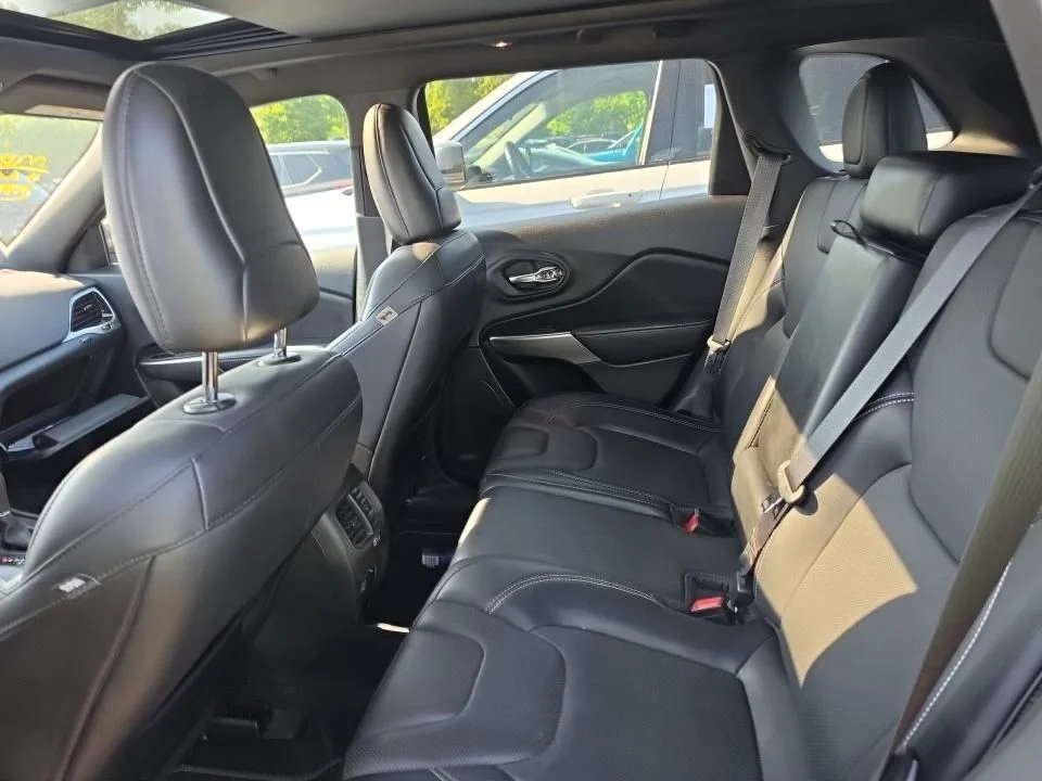 Used 2021 Black Jeep Latitude Lux image 6