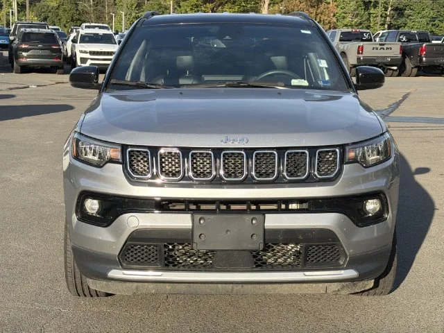 Used 2024  Jeep Limited image 7