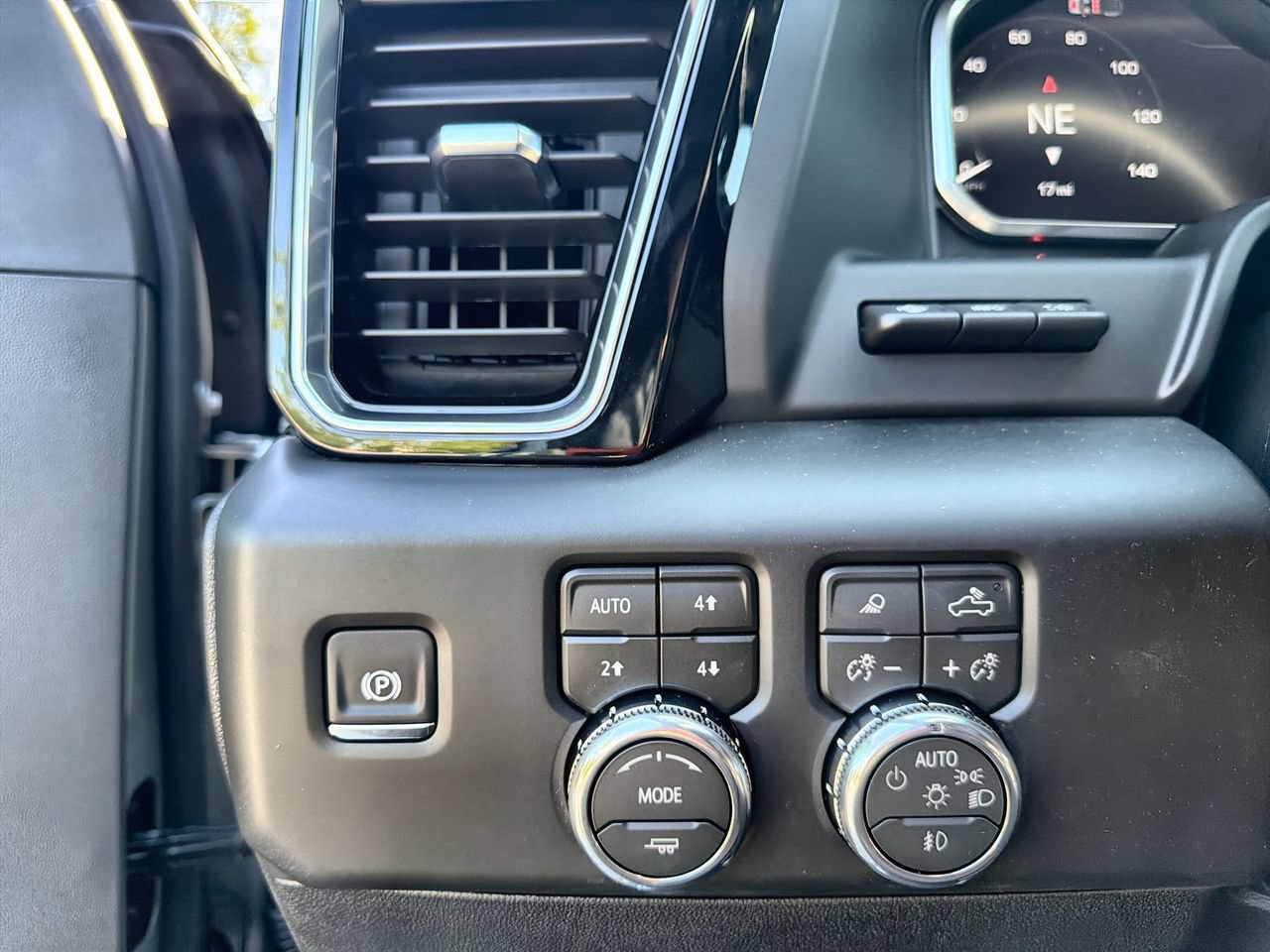 2026 GMC Sierra 3500HD Denali Ultimate - Photo 15