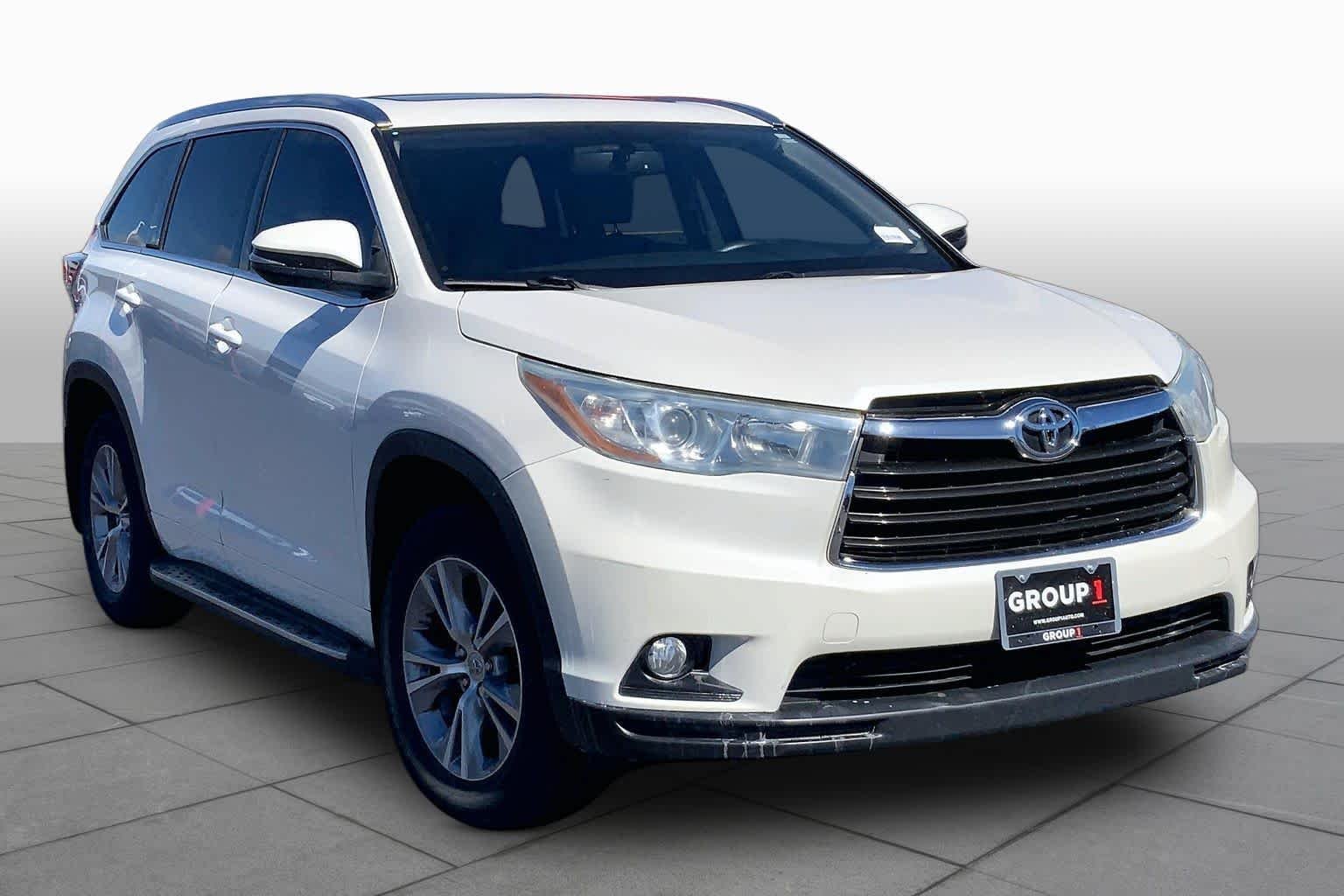 Used 2015 Blizzard Pearl Toyota XLE image 3