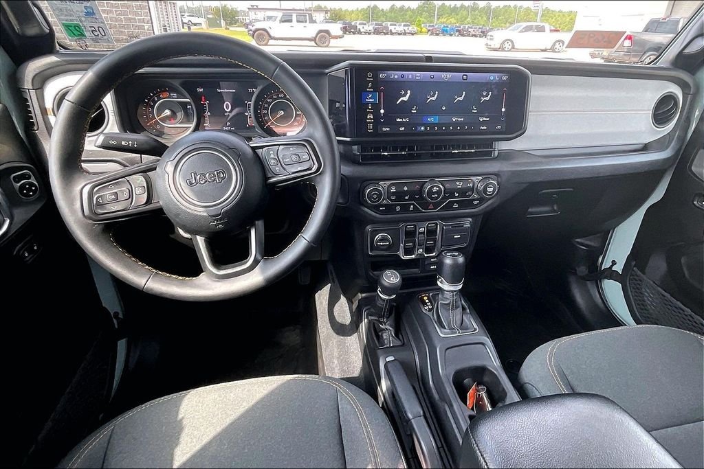 Used 2024  Jeep Sport S image 13