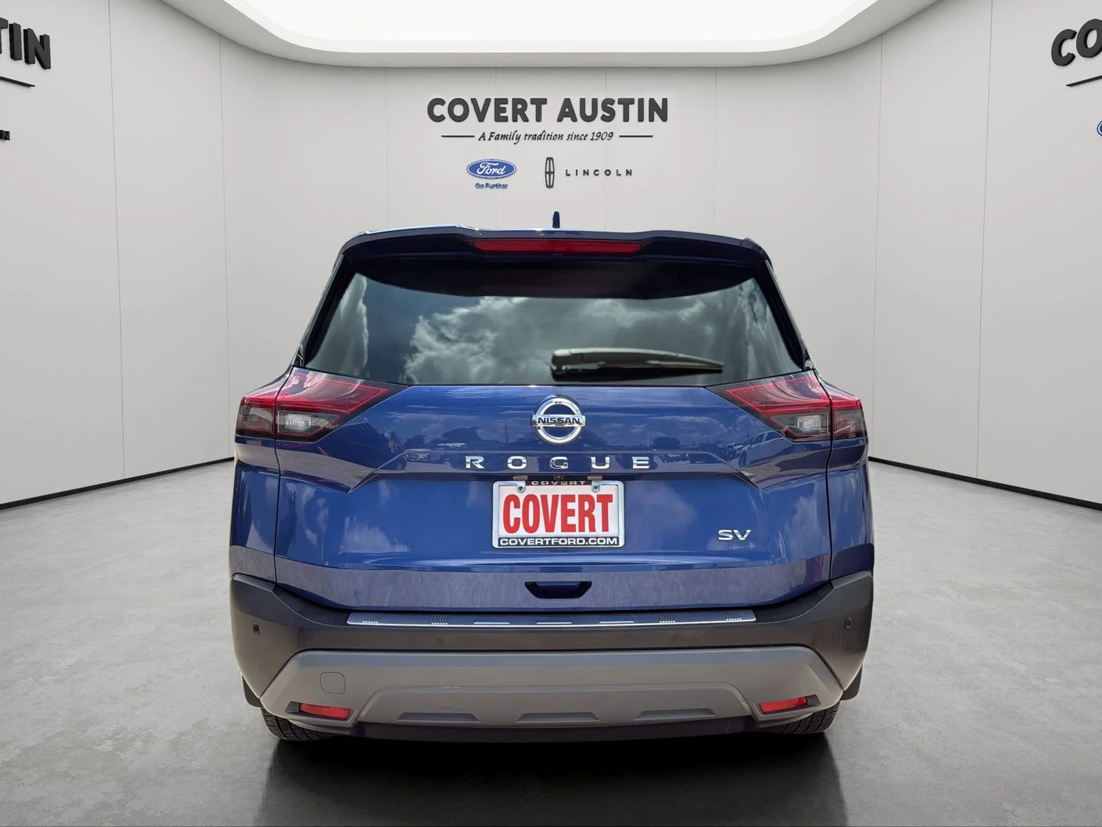 Used 2021 Blue Nissan SV image 4