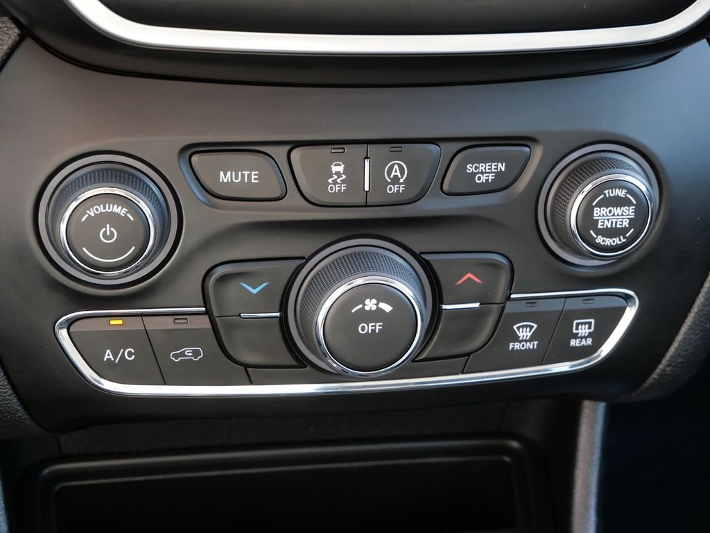 Certified Used 2020 White Jeep Latitude image 23