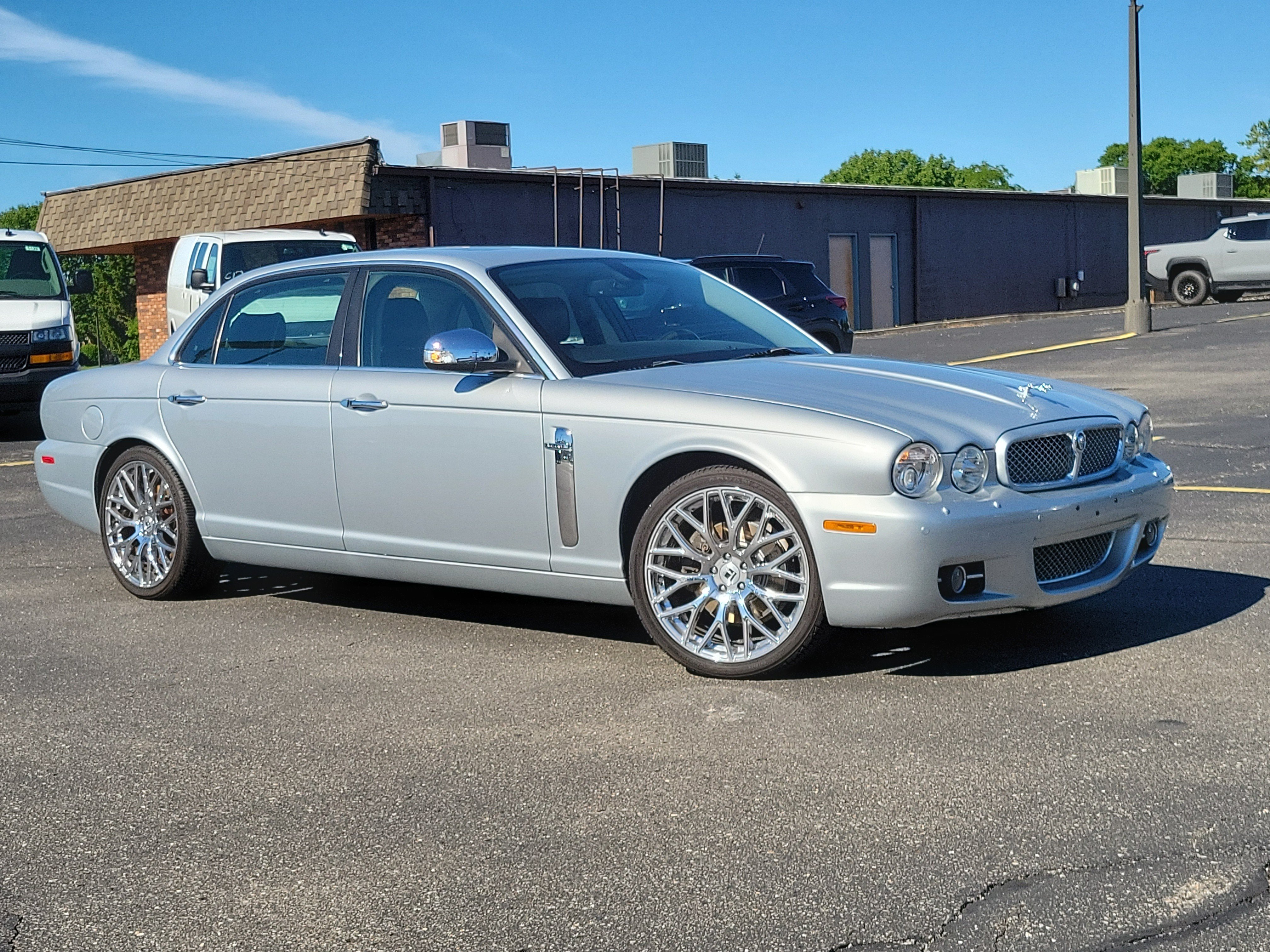 Used 2008 Silver Jaguar Vanden Plas image 31