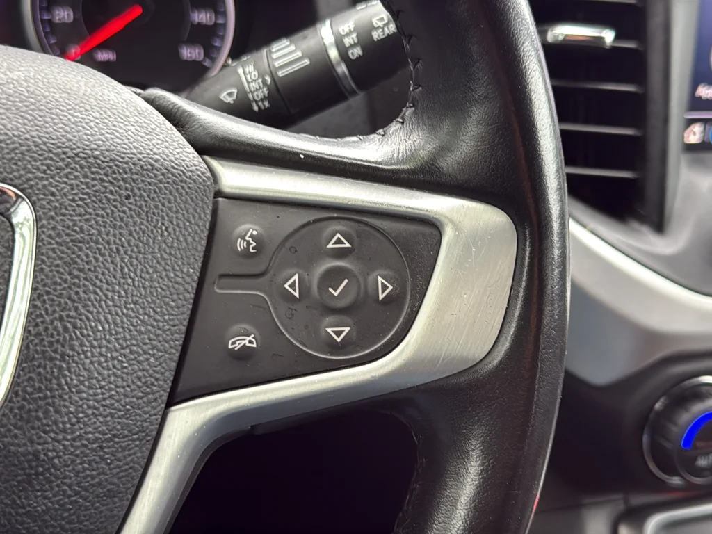 Used 2020 White GMC SLE image 17