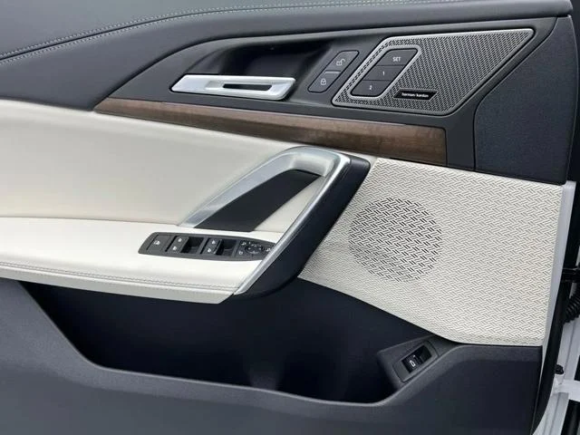 New 2026 Mineral White Metallic BMW xDrive28i image 20