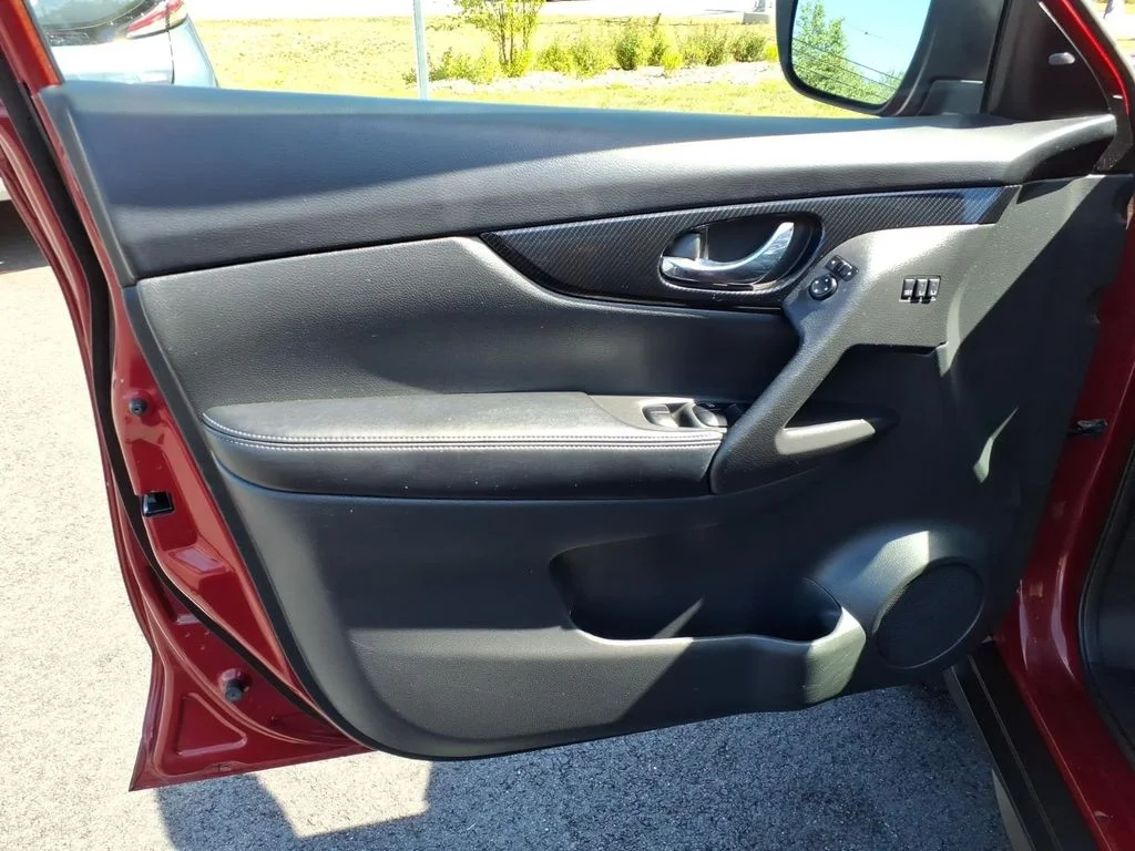 Used 2018 Red Nissan SL image 12