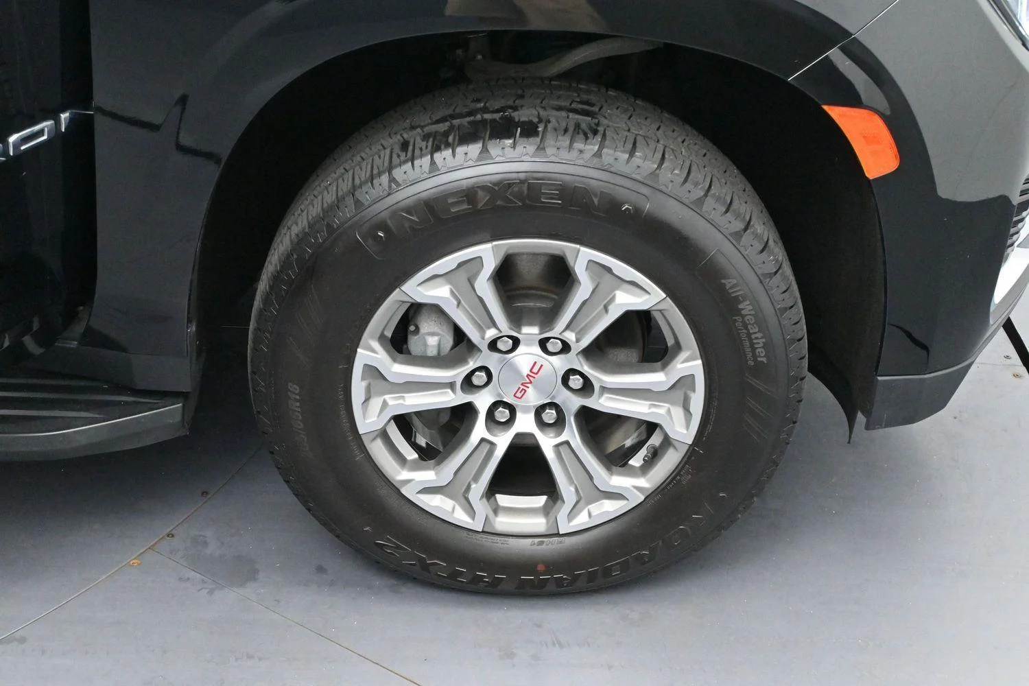 Used 2023 Onyx Black GMC SLE image 35