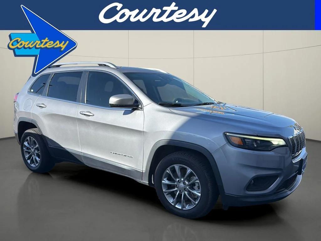 Used 2021 Silver Jeep Latitude Lux image 1