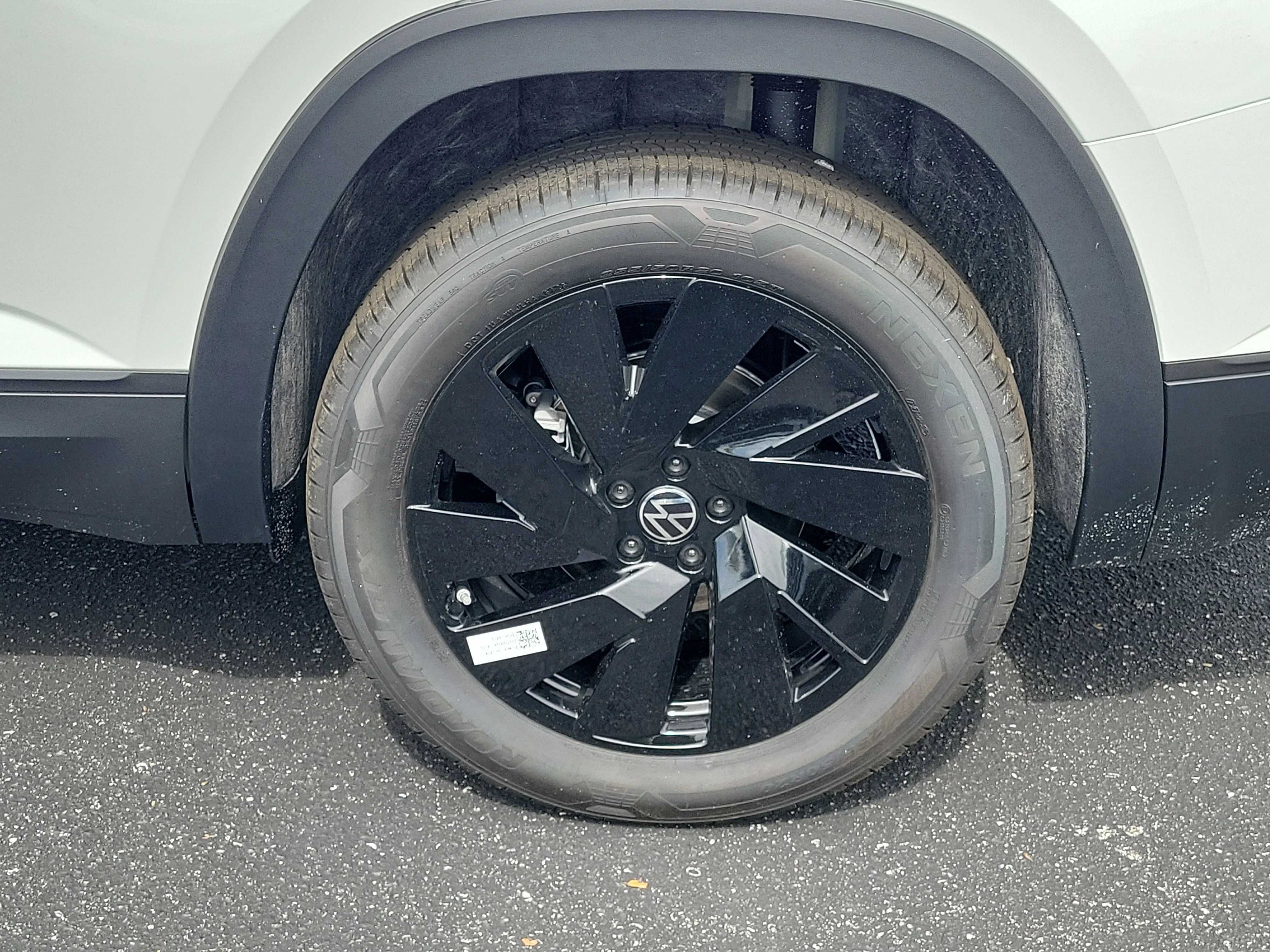 New 2026 White Volkswagen SE w/Technology image 29