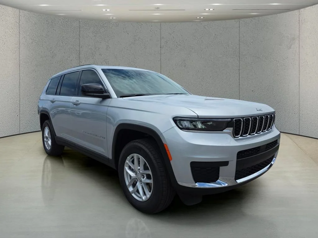 New 2026 Silver Zynith Exterior Paint Jeep Laredo image 13