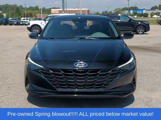 Used 2023 Black Hyundai SE image 16