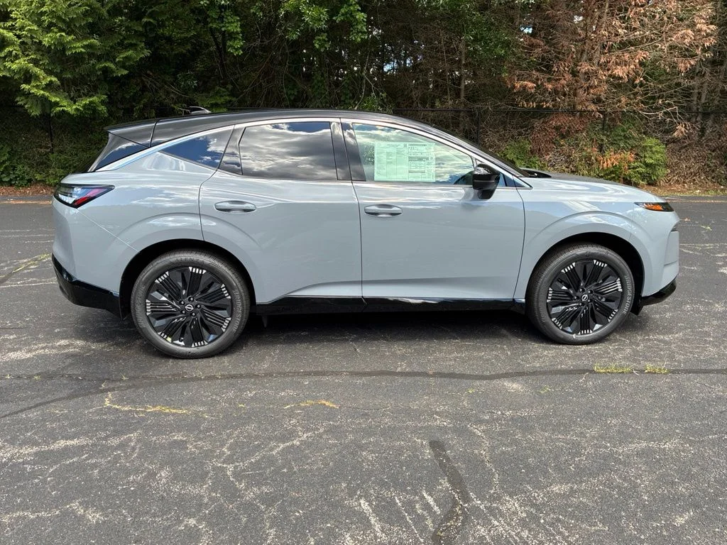 New 2026 Boulder Gray Pearl / Super Black Two-tone Nissan Platinum image 8