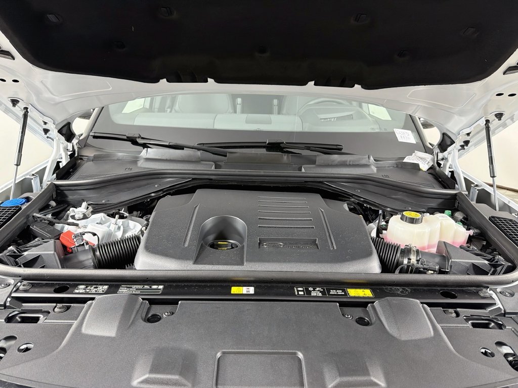New 2027 Fuji White Land Rover SE image 32