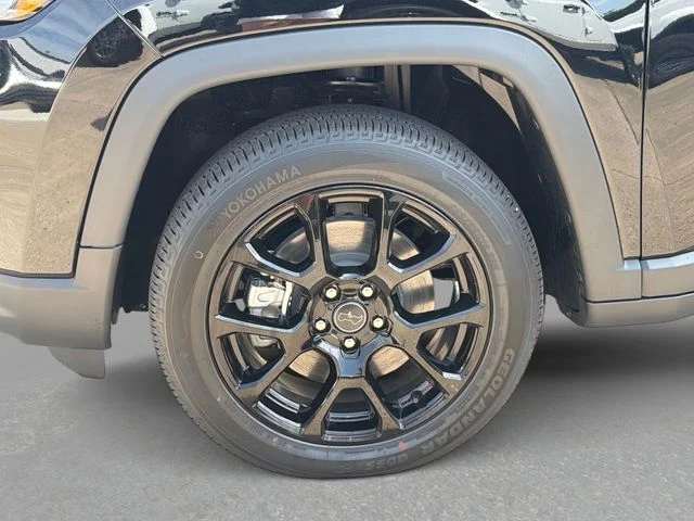 New 2026 Diamond Black Crystal Pearl-Coat Exterior Paint Jeep Latitude image 11