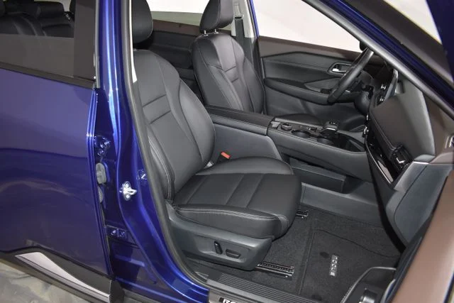 Used 2023 Blue Nissan SL image 19
