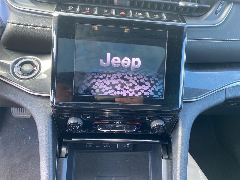Used 2023 Diamond Black Crystal Pearlcoat Jeep Altitude image 11