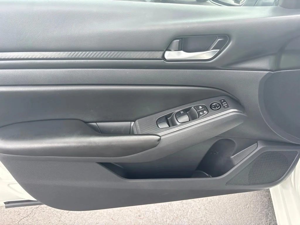 Used 2022 White Nissan 2.5 S image 11