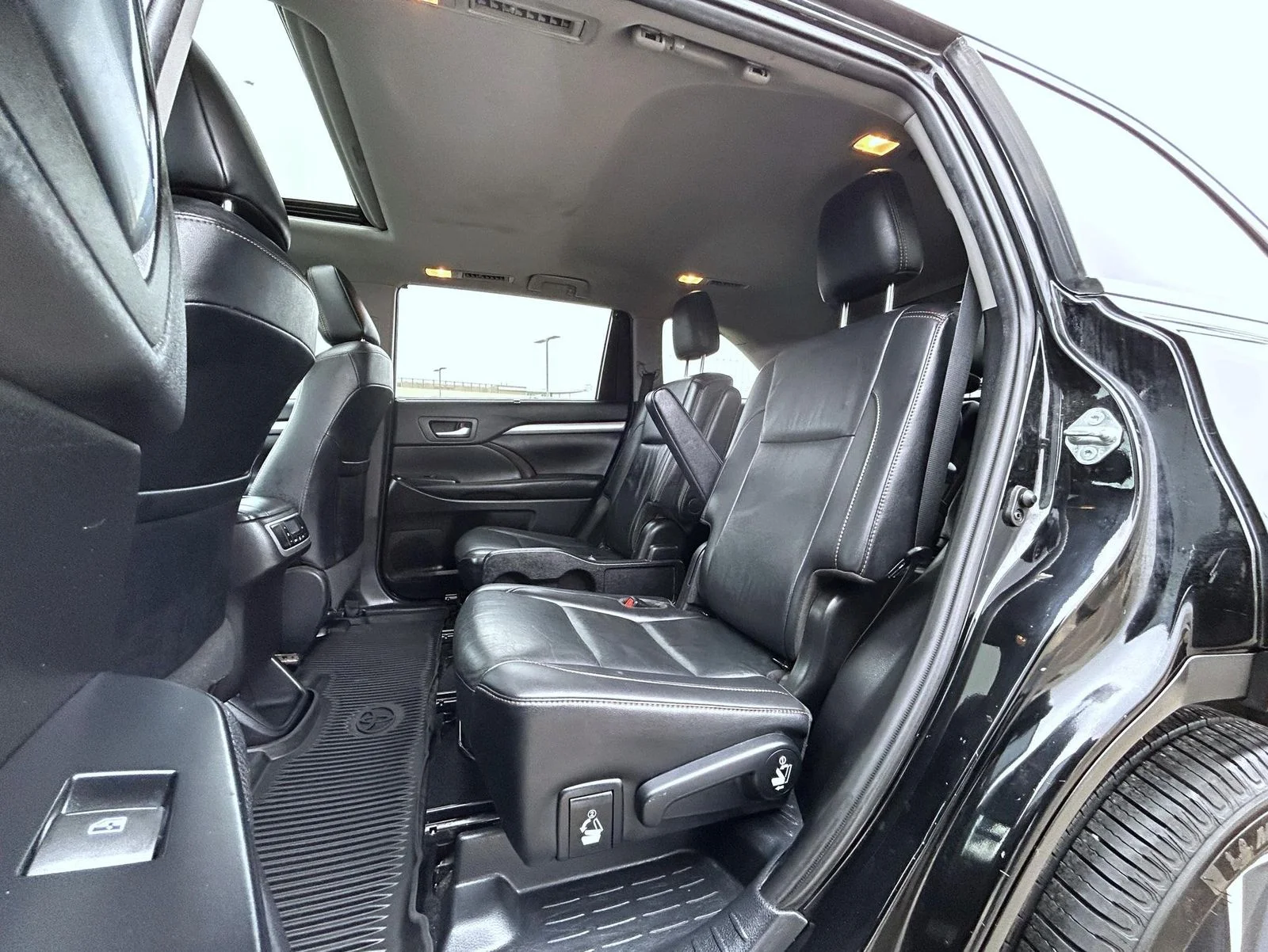 Used 2019 Black Toyota XLE image 21