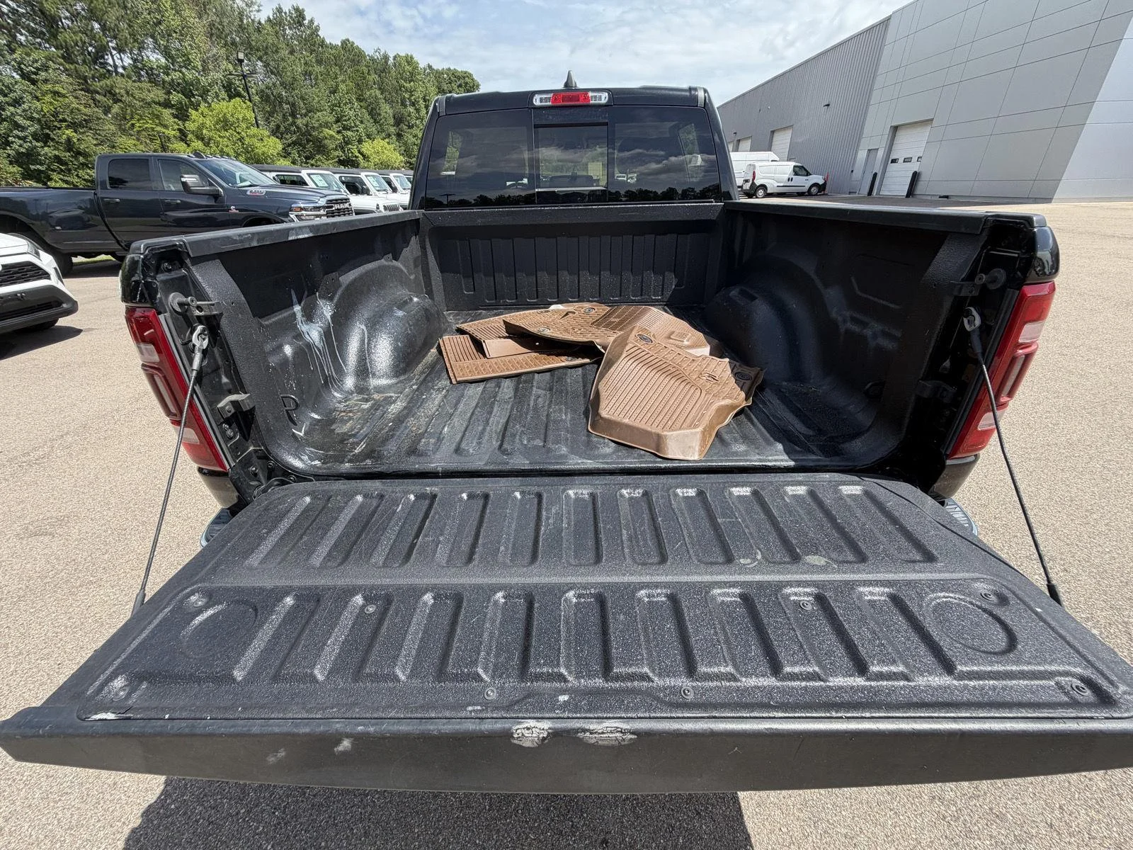 Used 2022 Diamond Black Crystal Pearlcoat Ram Laramie image 19
