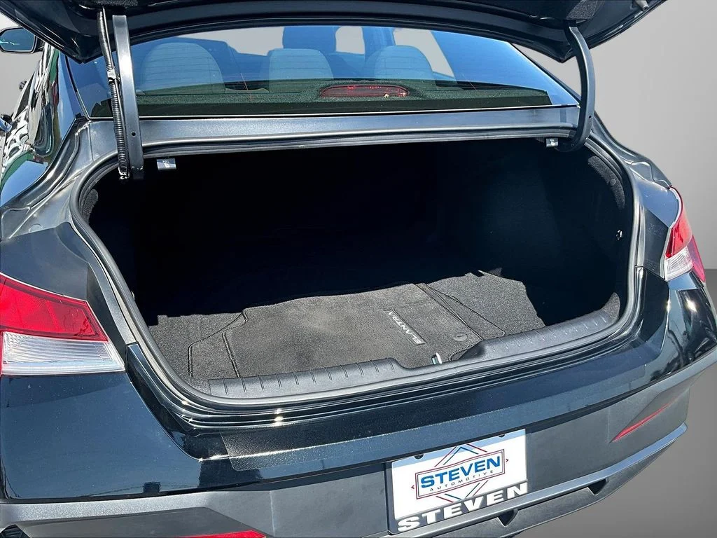 Used 2025 Black Hyundai SEL Sport image 7