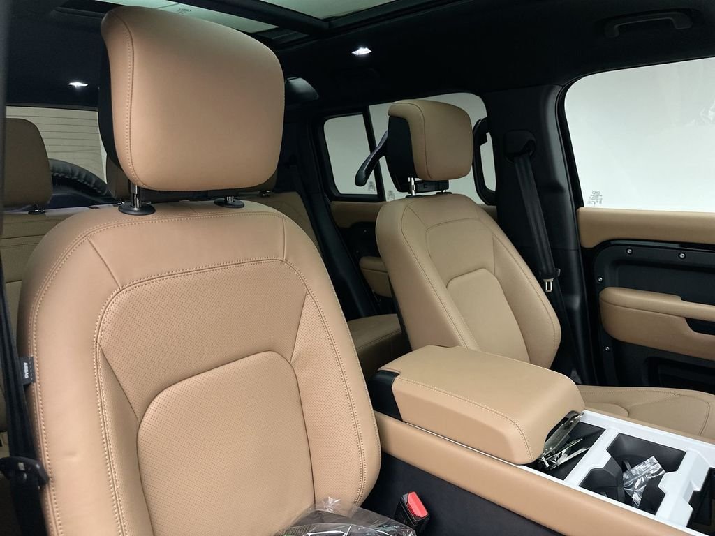 New 2026 Santorini Black Land Rover S image 6