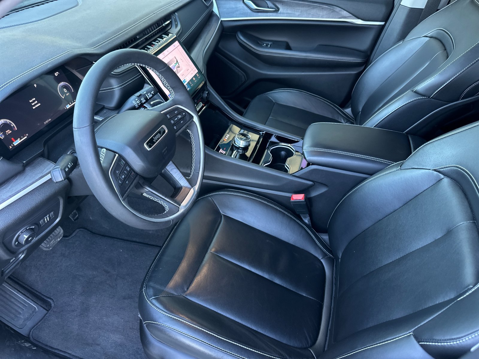 Used 2023 Diamond Black Crystal Pearlcoat Jeep Limited image 10