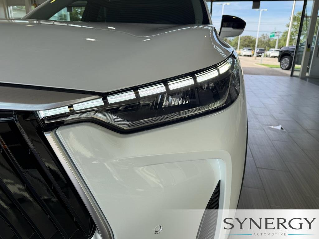 New 2027 RADIANT WHITE INFINITI Luxe FWD image 10