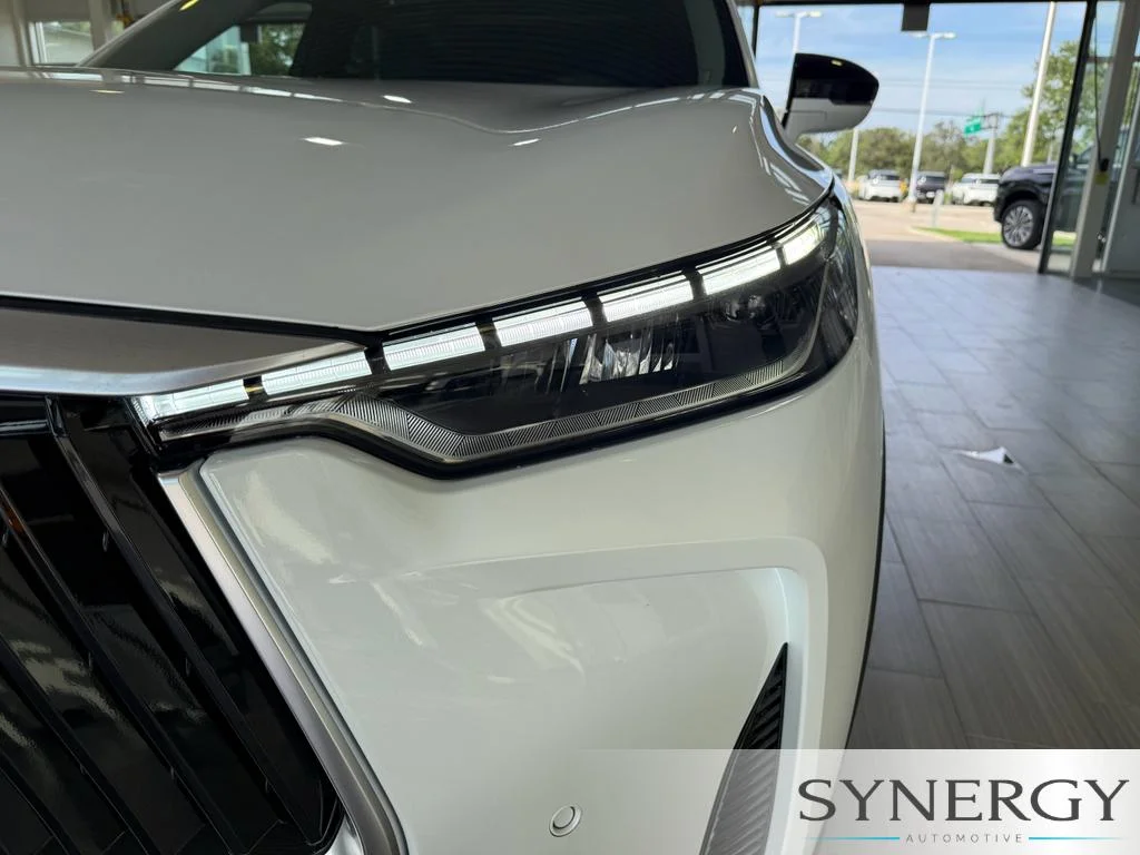New 2027 RADIANT WHITE INFINITI Luxe FWD image 10