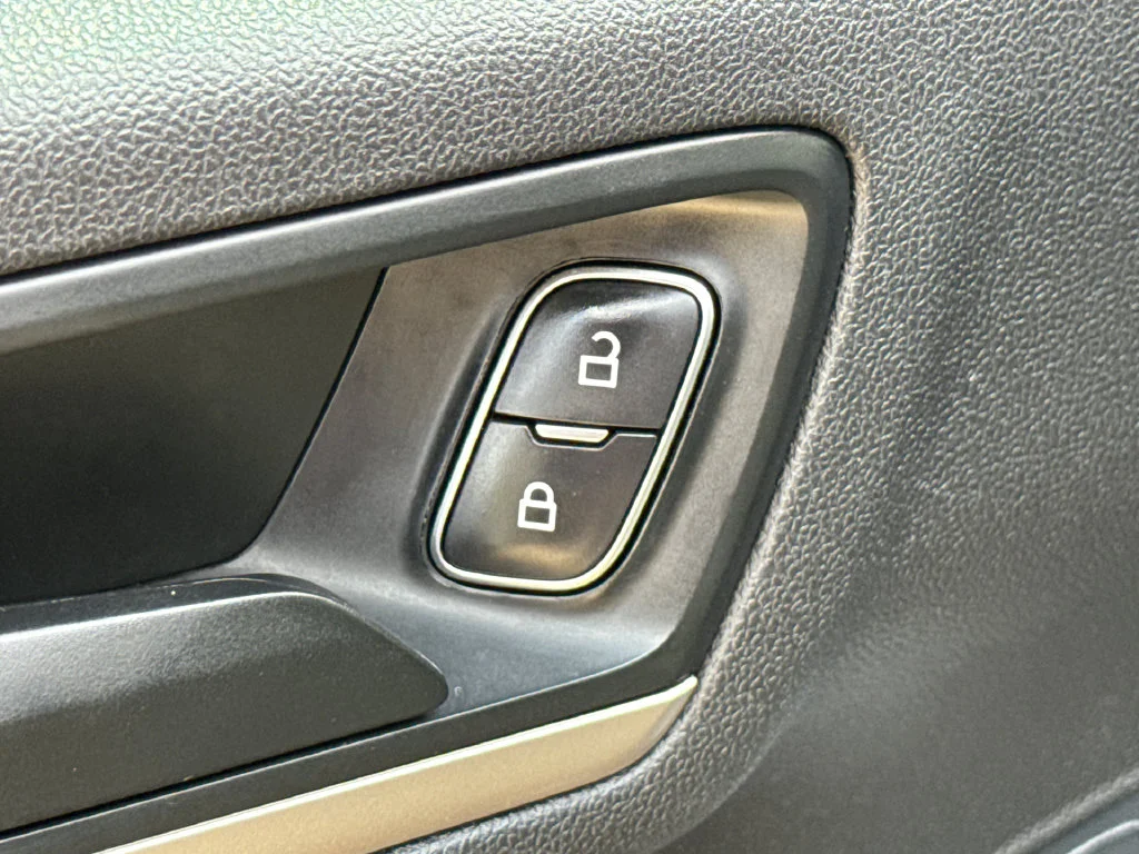 Used 2022 Red Ford SE image 20