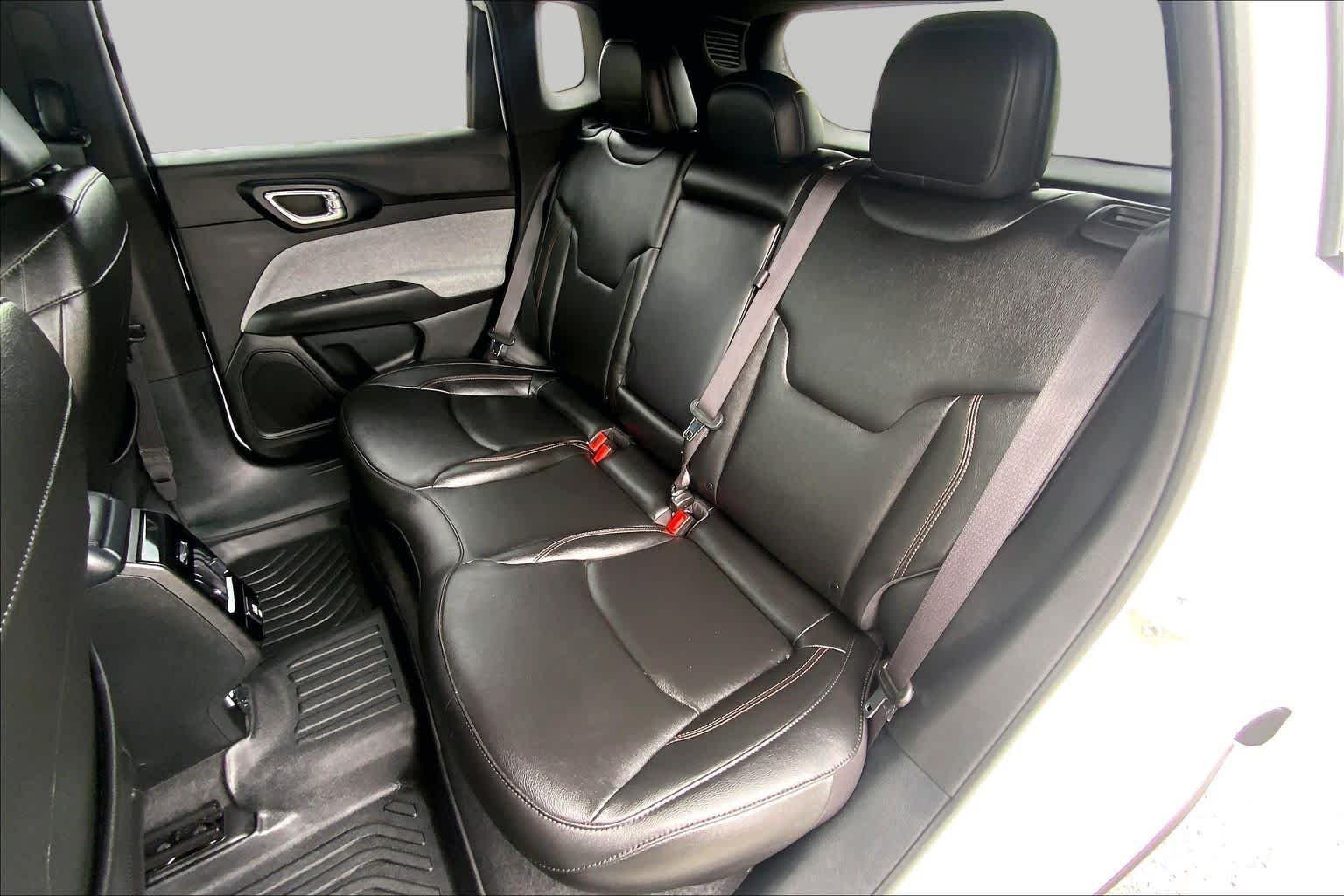 Used 2024 Bright White Clearcoat Jeep Latitude Lux image 21
