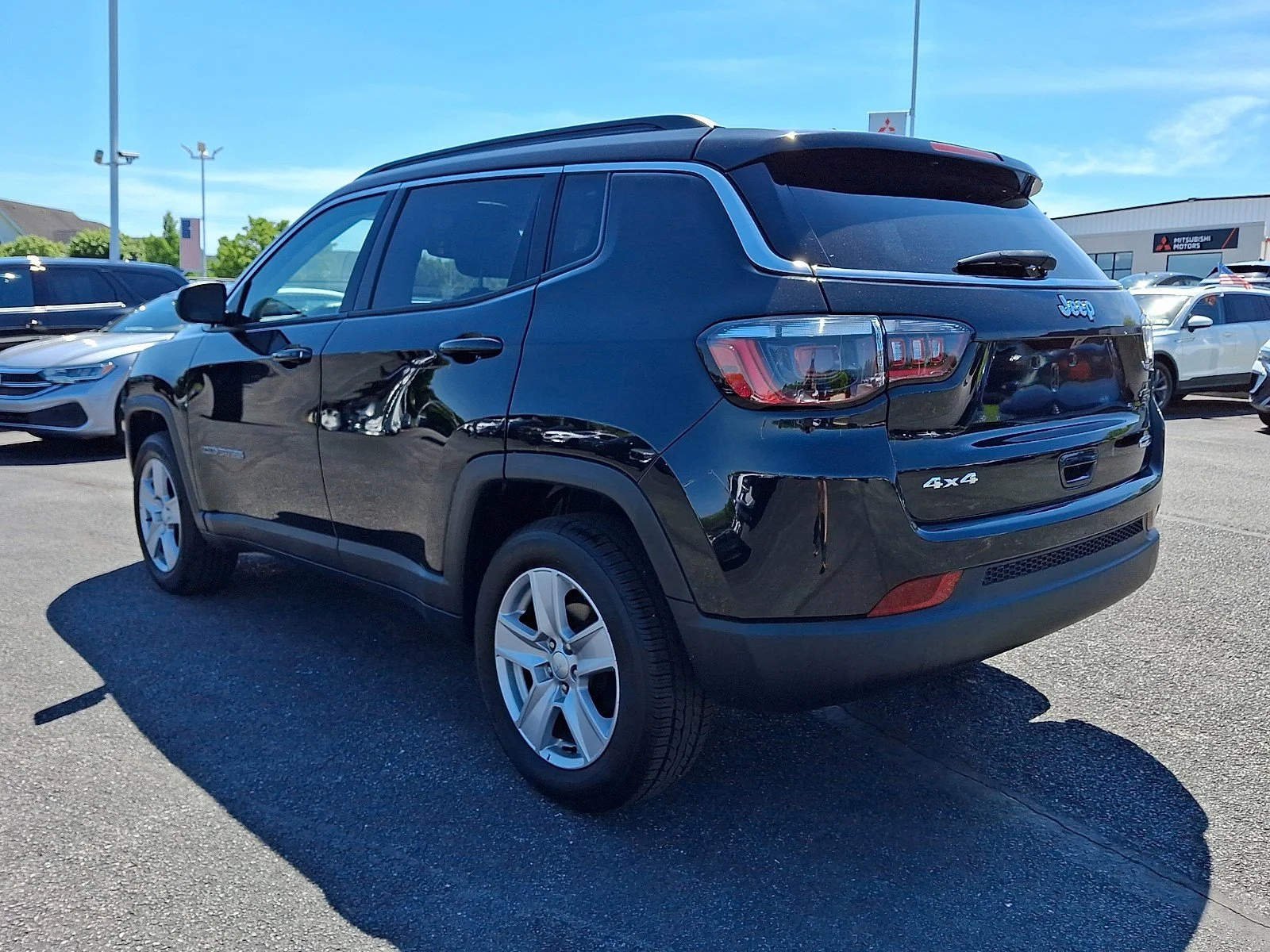 Certified Used 2022 Diamond Black Crystal Pearlcoat Jeep Latitude image 4