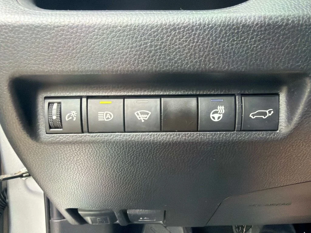 Used 2022 Silver Toyota XLE Premium image 31