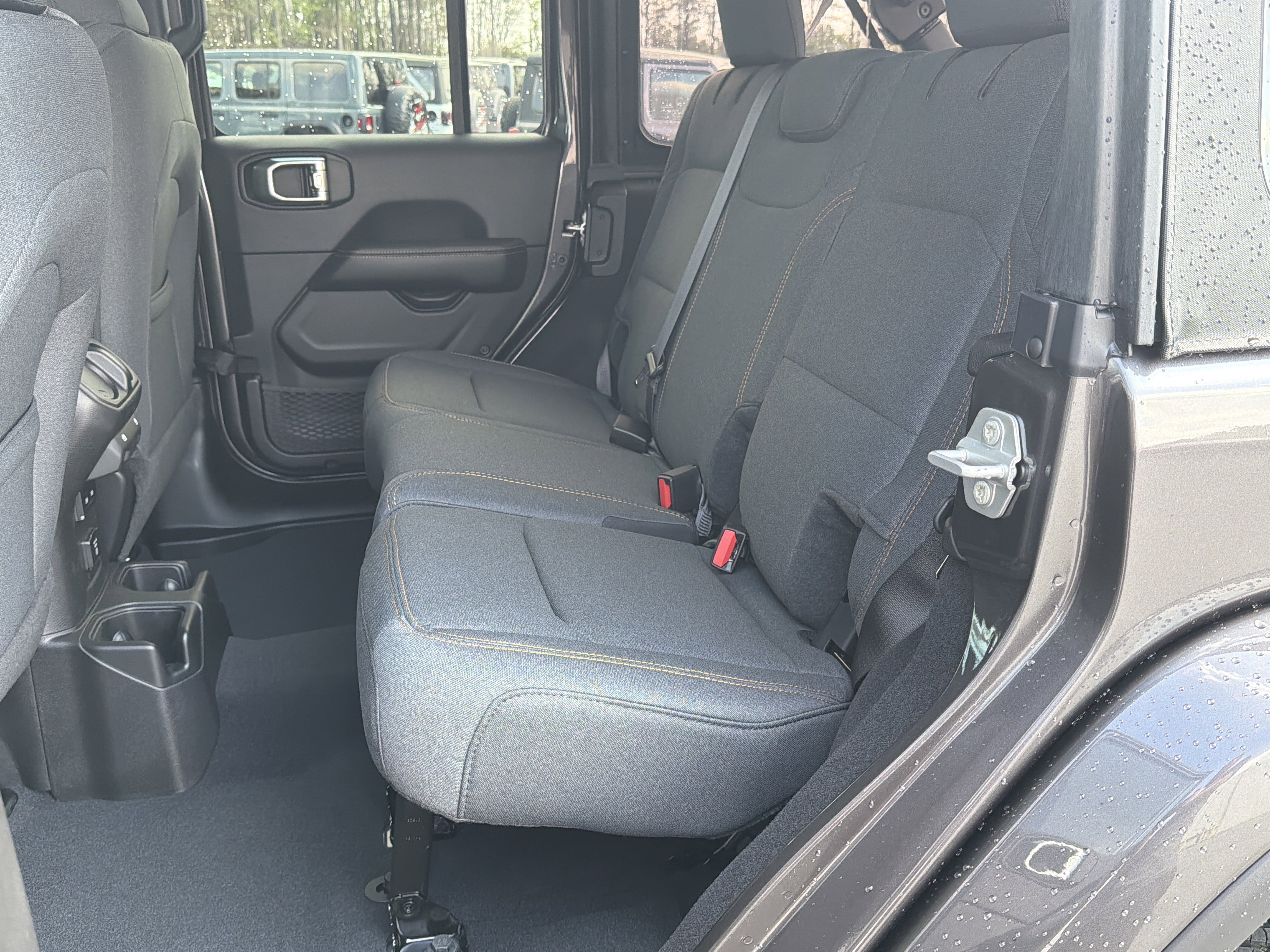 New 2026 Granite Crystal Metallic Clearcoat Jeep Sahara image 24