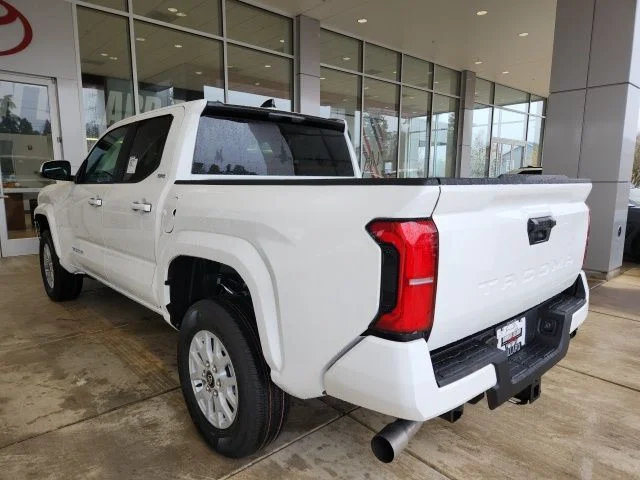 2026 Toyota Tacoma SR5 - Photo 8