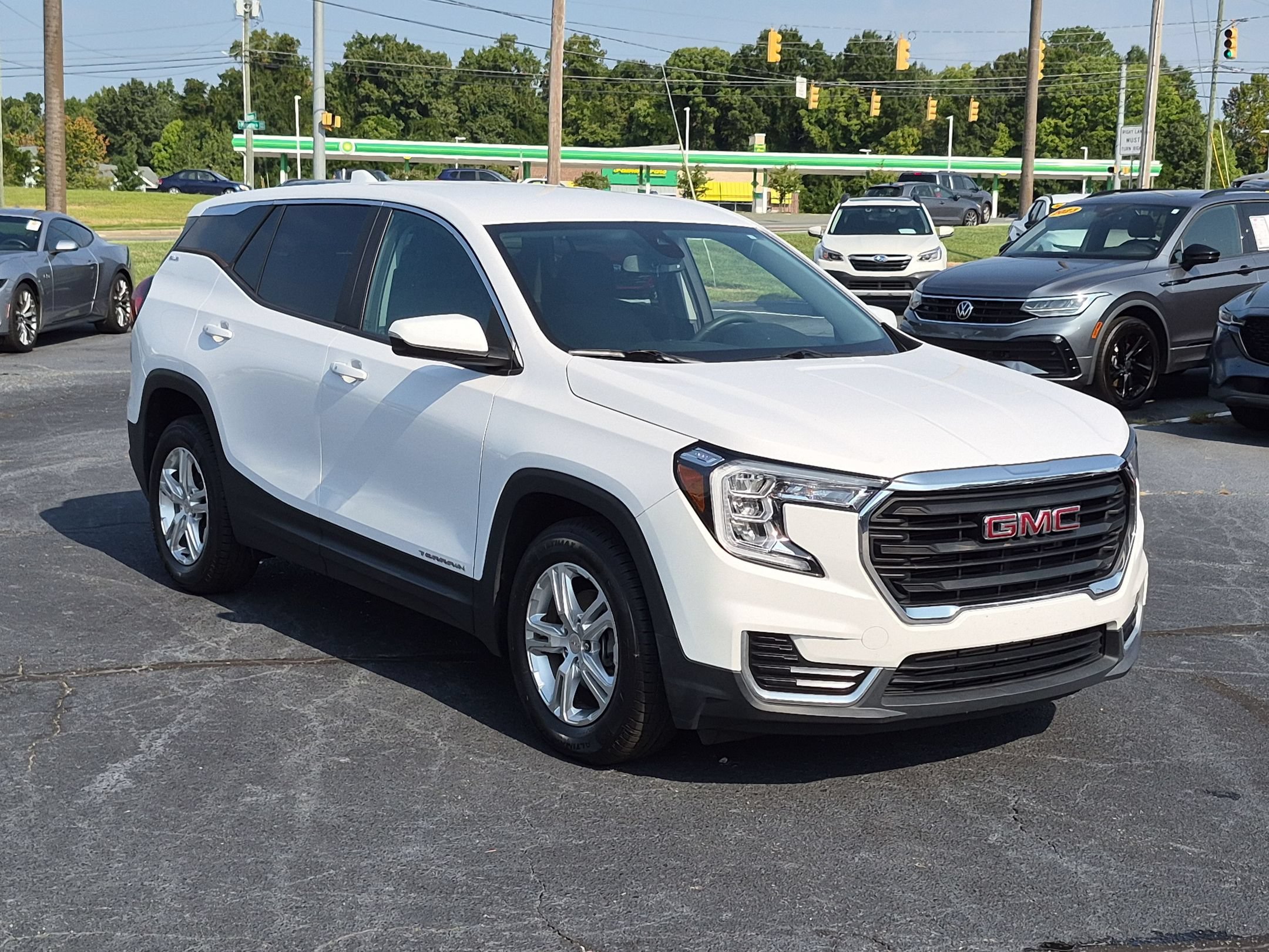 Used 2022 Summit White GMC SLE image 7