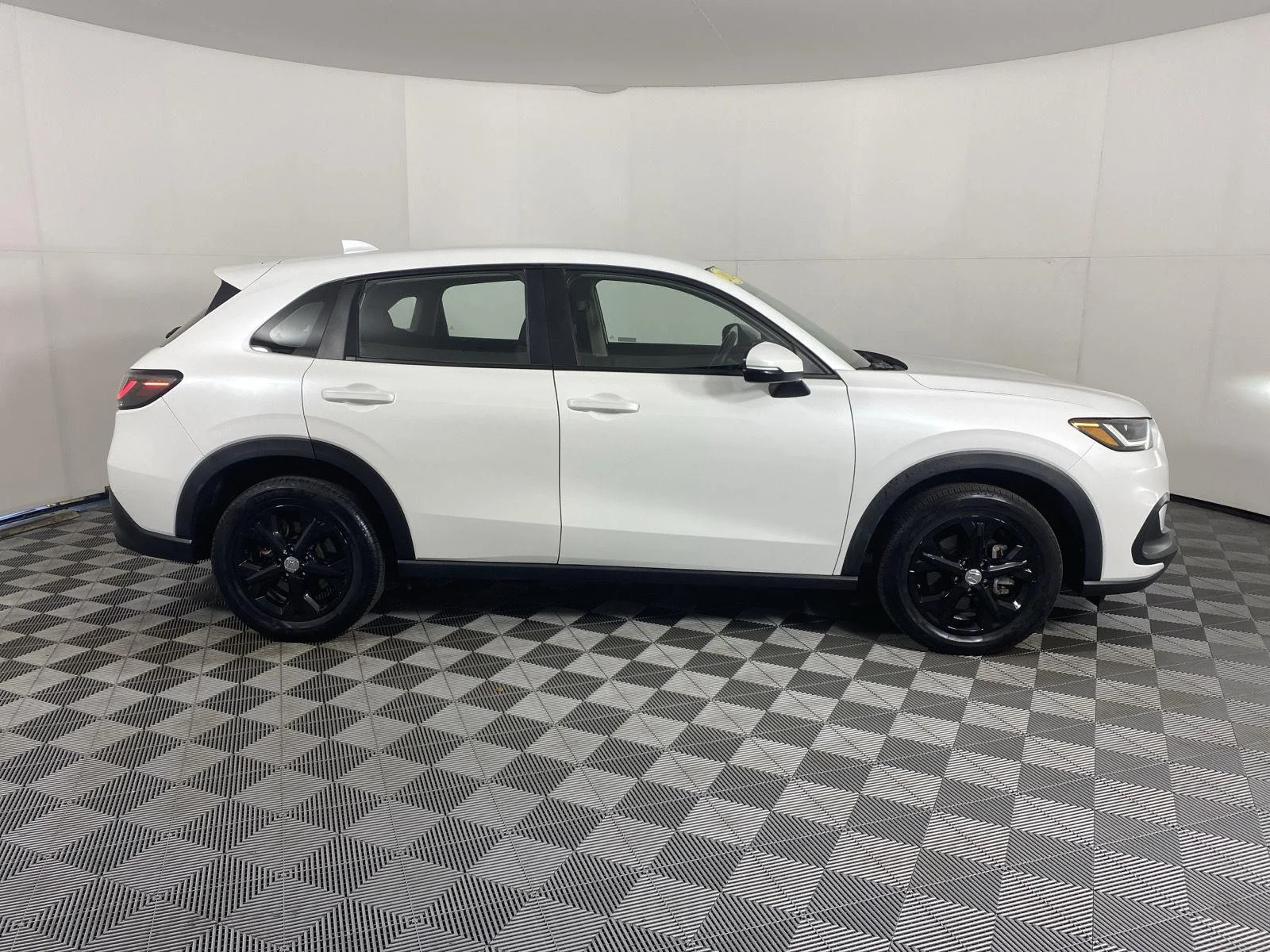 Used 2024 Platinum White Pearl Honda LX image 9