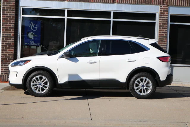 Used 2022 White Metallic Ford SE image 1