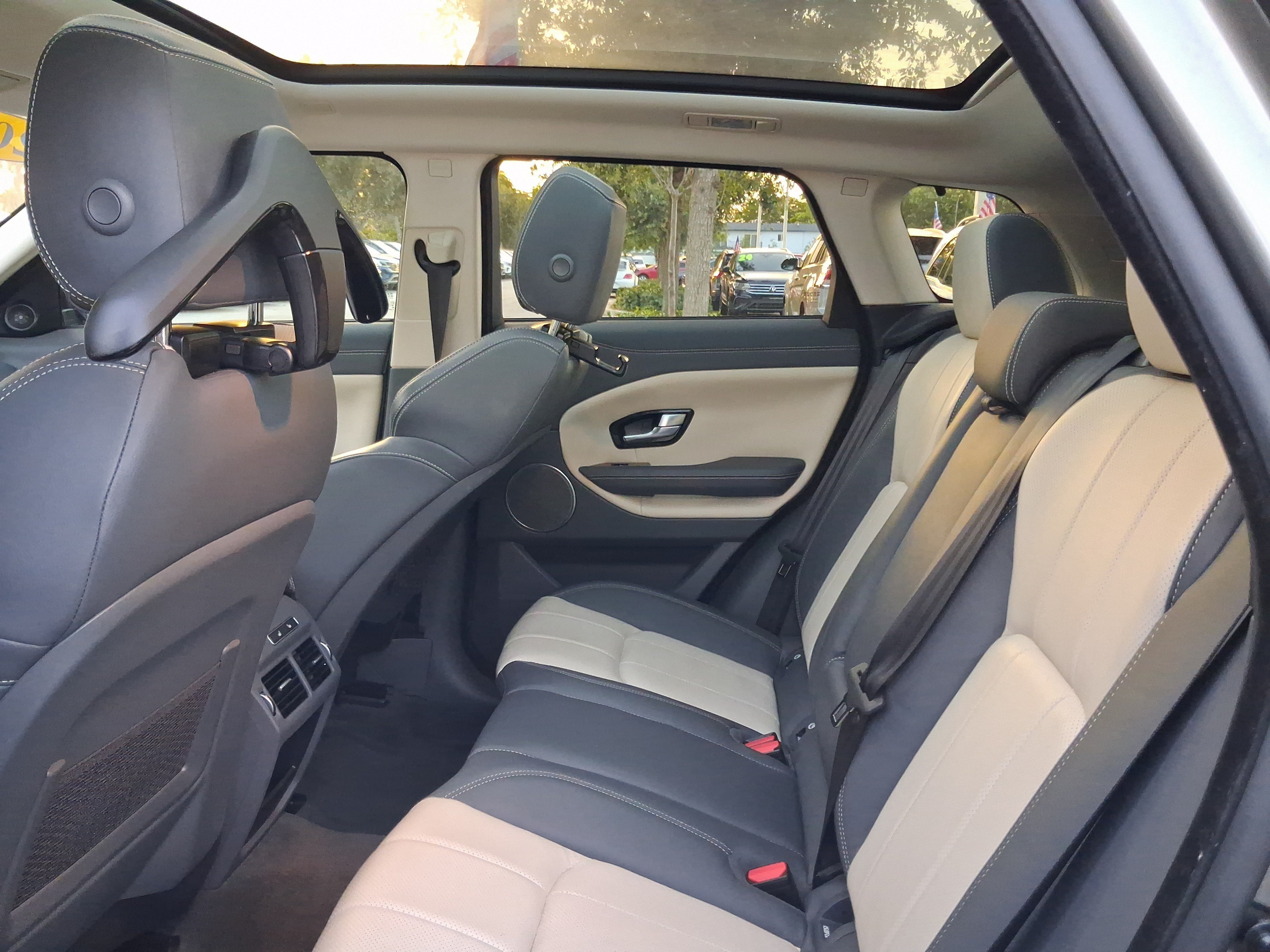Used 2019  Land Rover SE image 8