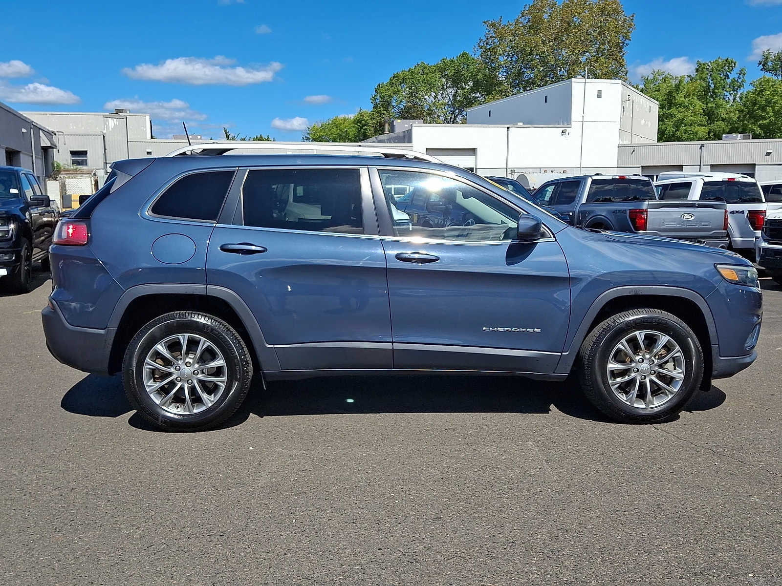 Used 2021 Slate Blue Pearlcoat Jeep Latitude Lux image 7