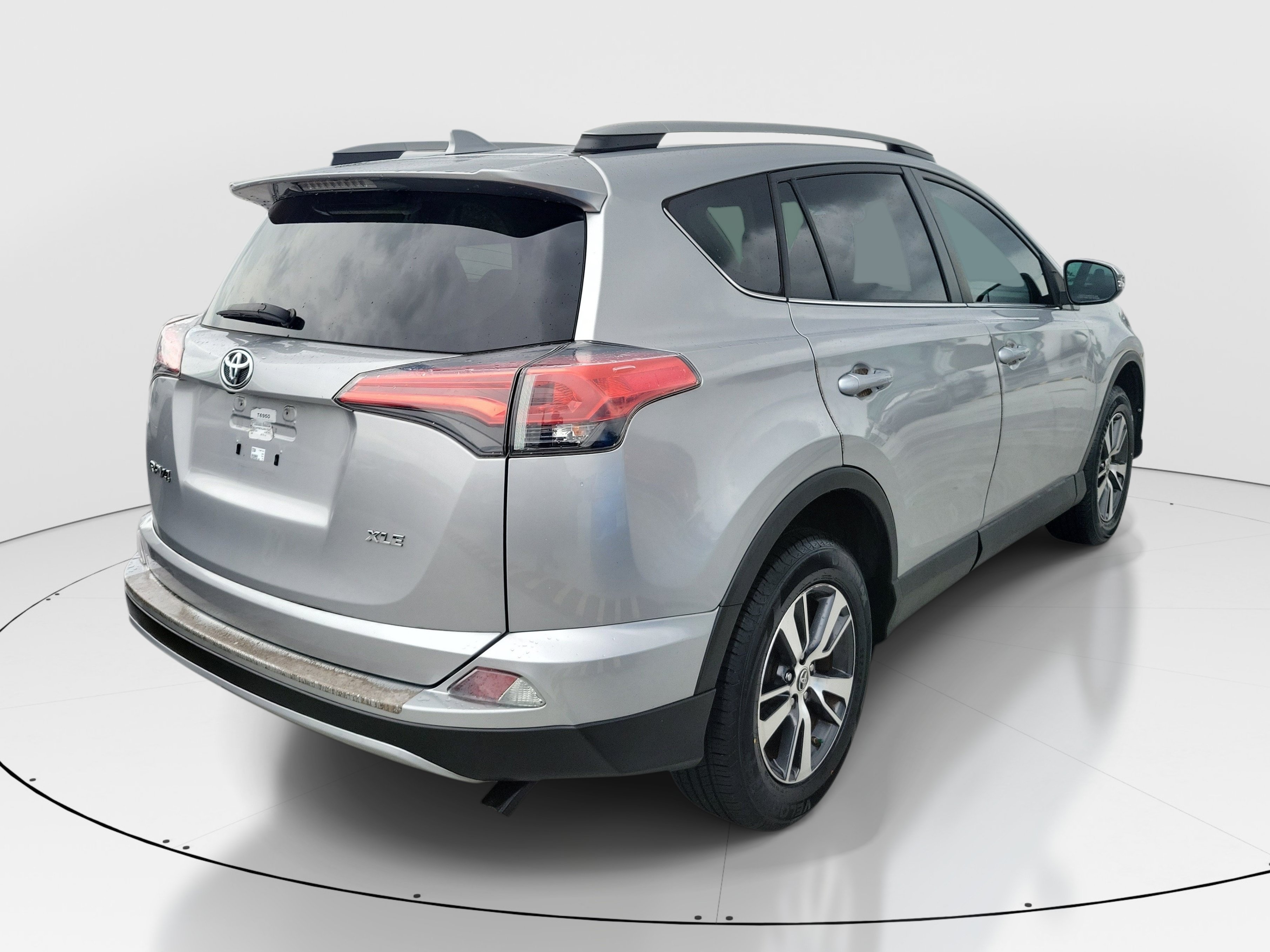 Used 2018 Silver Sky Metallic Toyota XLE image 6
