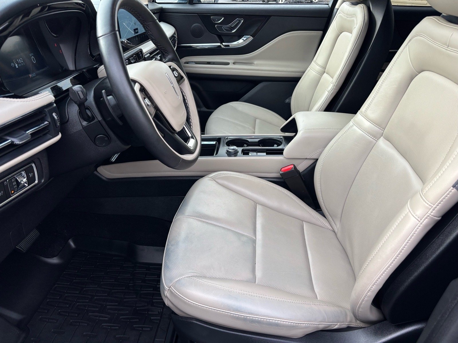 Used 2025 Whisper White Lincoln PREMIERE image 9