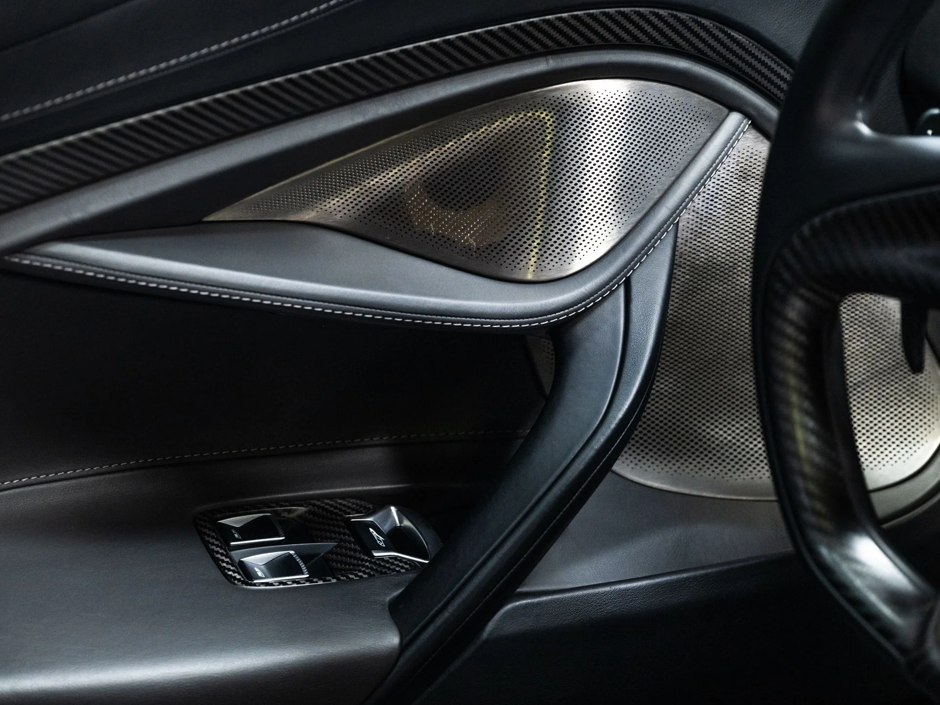 Used 2018 Quartz McLaren Luxury image 32