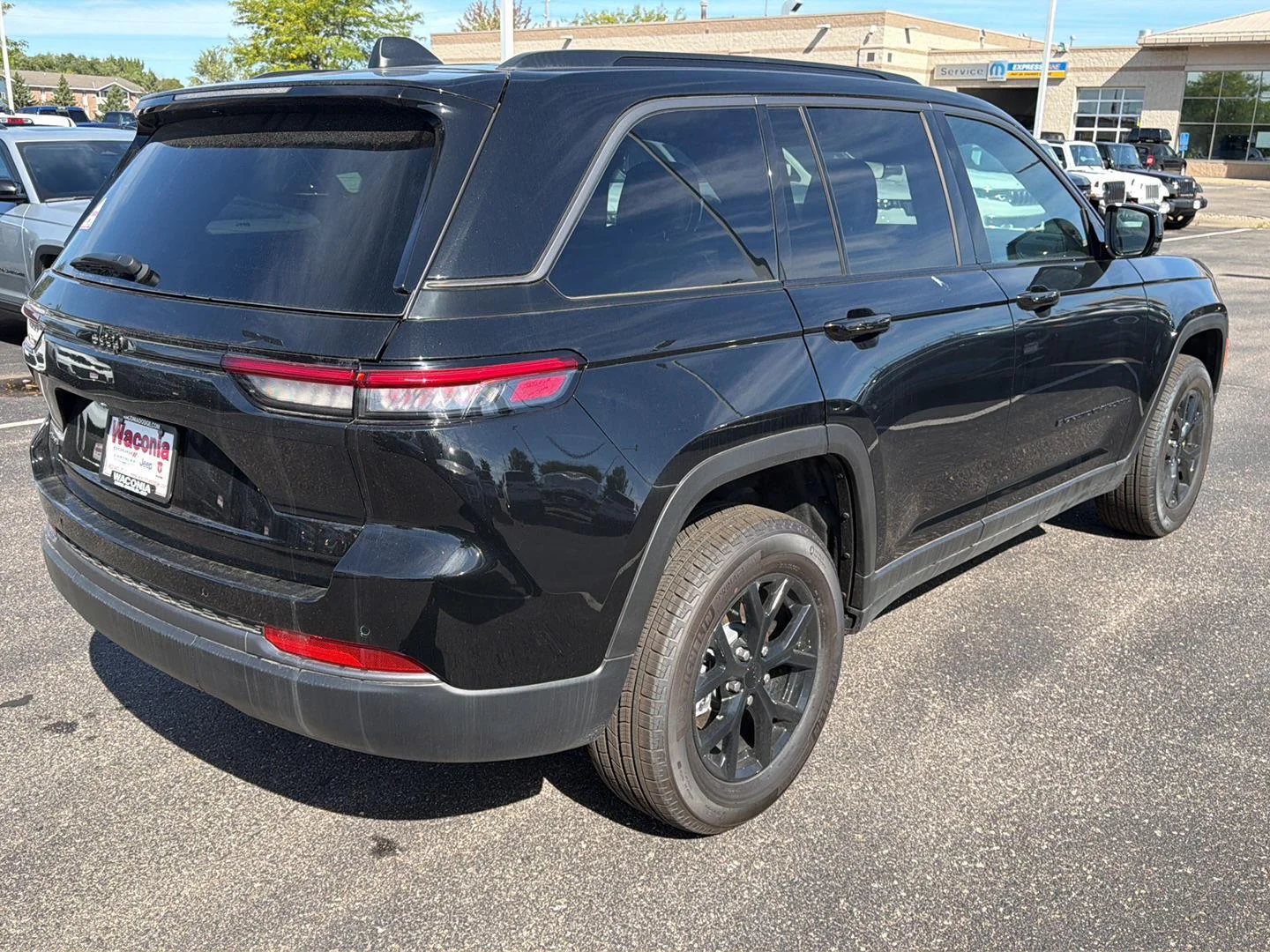 New 2026 Diamond Black Crystal Pearl-Coat Exterior Paint Jeep Laredo Altitude image 7